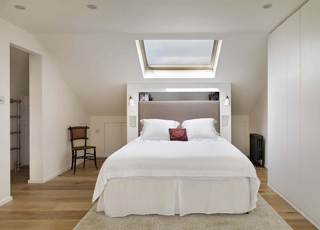 Sypialnia na poddaszu - jak ją urządzić? Propozycje na 20 najpiękniejsze łóżka do sypialni, które Cię zachwycą. 33