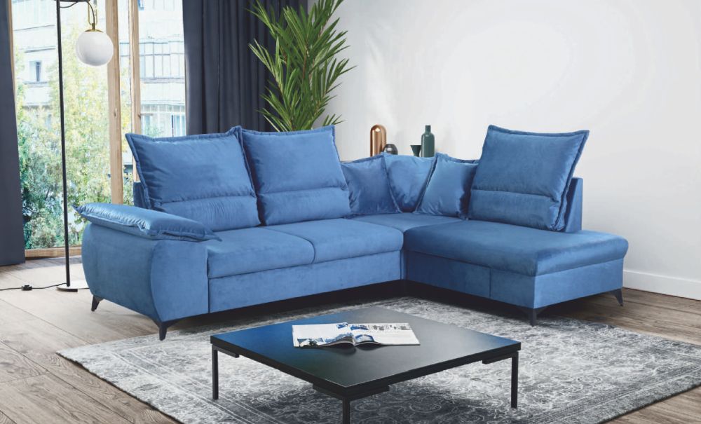 Niebieska sofa narożna w salonie