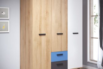 Wielokolorowa szafa trzy drzwiowa na drewnianych nogach SMYK 96