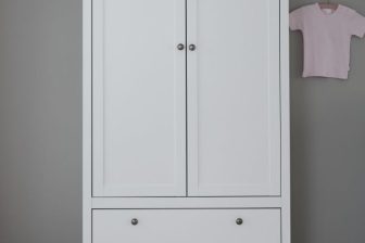 OTTON - klasyczna biała szafa dwudrzwiowa z szufladami 89