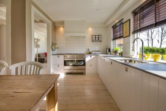 Kuchnie bez górnych szafek – otwórz przestrzeń w kuchni w 5 krokach. 14