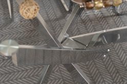 Stół szklany prostokątny ze srebrnymi skośnymi nogami AGISO 7