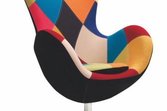 Kolorowy fotel patchwork obrotowy na metalowej podstawie