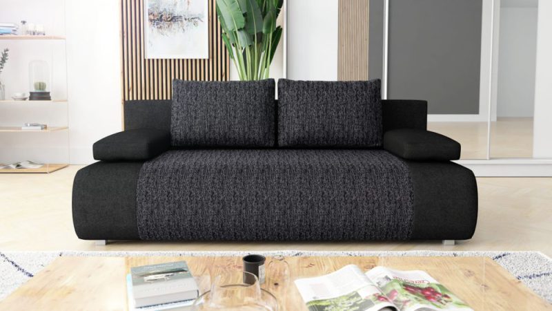 Czarna sofa w salonie