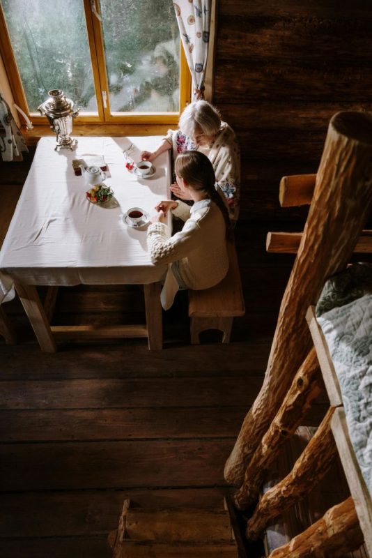 Stół w starym stylu – jak wybrać i dopasować do wnętrza? ⏳ 26 Stoły w starym stylu