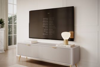 Beżowa szafka RTV z obłymi rogami na złotych nogach