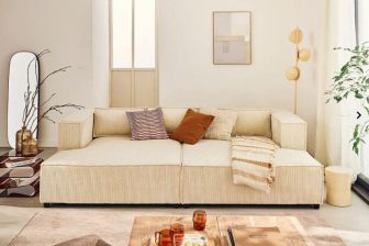 Głęboka sofa do salonu z poduchami