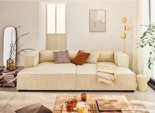 Głęboka sofa do salonu z poduchami