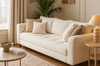 Modna sofa do salonu na drewnianych nogach