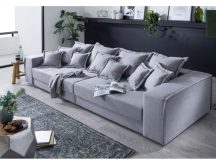 Szeroka sofa z miękkimi poduchami