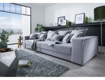 Szeroka i niska sofa do salonu