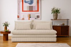 Beżowa sofa z materacem do spania codziennego i pojemnikiem