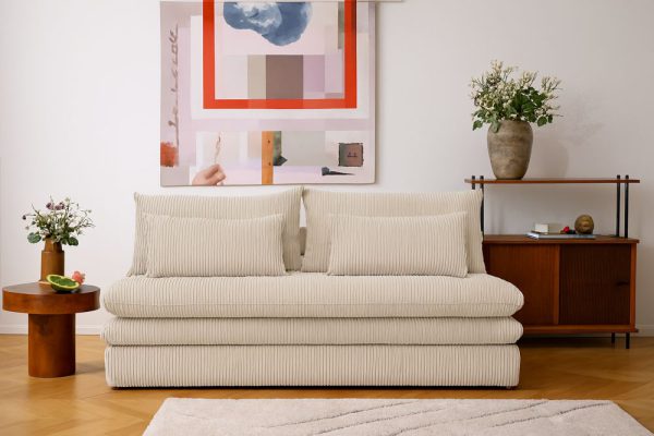 Beżowa sofa z materacem do spania codziennego i pojemnikiem