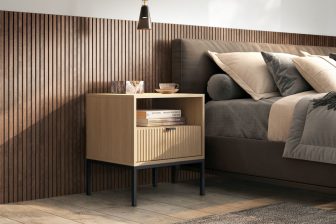 Szafka nocna z metalowymi czarnymi nogami w wybarwieniu dab vicenza