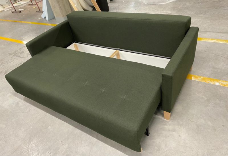 Jak wybrać kanapę ze skrzynią na pościel i połączyć funkcjonalność z komfortem? 🛋️ 44 Tania kanapa zes krzynią na pościel