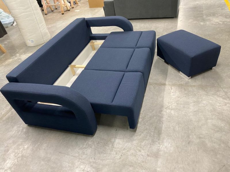 Jak wybrać kanapę ze skrzynią na pościel i połączyć funkcjonalność z komfortem? 🛋️ 43 Modna sofa dwuosobowa ze skrzynią na pościel