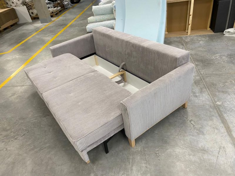 Jak wybrać kanapę ze skrzynią na pościel i połączyć funkcjonalność z komfortem? 🛋️ 40 Szara sztruksowa sofa ze skrzynią na pościel
