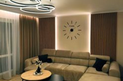 70 Narożnik z elektrycznie rozkładanym podnóżkiem i funkcją spania