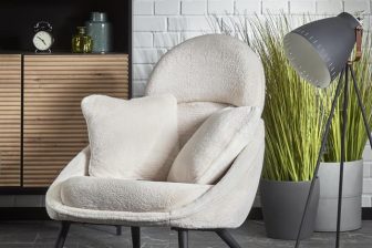 Beżowy fotel z poduchami MERRY 13 Przytulny fotel z poduchami do wypoczynku