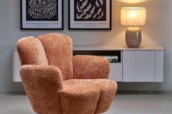 Cynamonowy fotel obrotowy w nowoczesnym stylu
