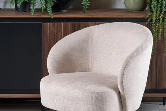 Fotel obrotowy na podstawie stożek z wysokimi podłokietnikami