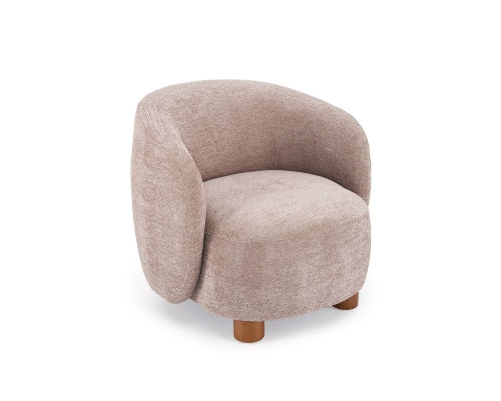 Modny fotel kubełkowy na drewnianych nogach