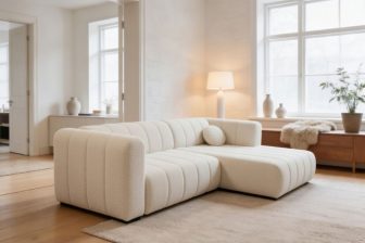 Nowoczesny piękny narożnik z luźnymi poduszkami i funkcją spania