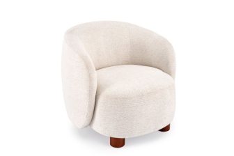 Nowoczesny fotel kubełkowy na grubych drewnianych nogach