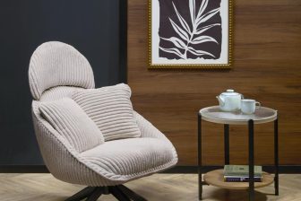 Cudowny obrotowy fotel sztruksowy z poduchami