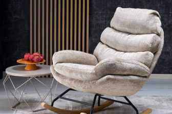 Szary fotel bujany z wygodnym siedziskiem i oparciem