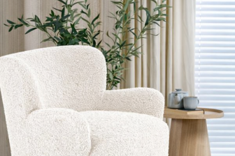 Śliczny fotel kremowy do ciepłego i przytulnego salonu