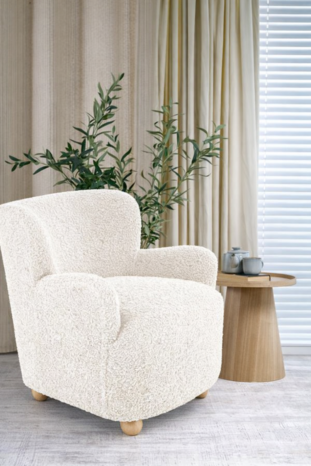 Śliczny fotel kremowy CLAUDIO 2 Śliczny fotel kremowy do ciepłego i przytulnego salonu