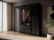 Czarna garderoba ze drzwiami ze szkła