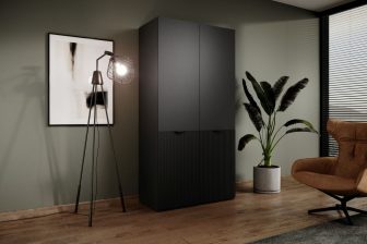 Modna czarna szafa do salonu z drzwiami ze strukturą
