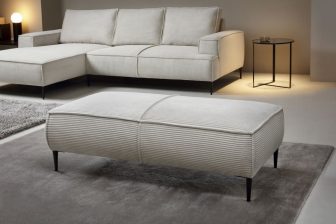 Długa pufa na nogach dostawiana do spania na narożniku