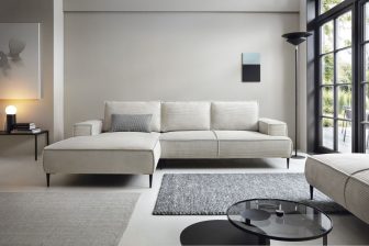 Bardzo komfortowa kanapa rogowa sztruksowa na nogach do wygodnego siedzenia