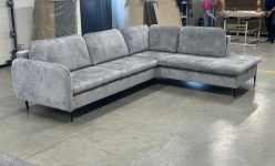 Narożnik loft do wypoczynku na wysokich nogach z dużymi poduchami HOVER 5