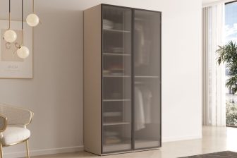 Modna szafa kaszmirowa do salonu ze szklanymi drziwami