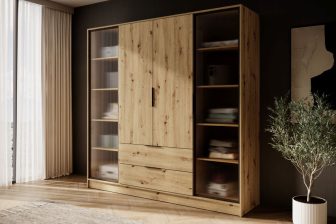 Pojemna szafa ze szklanymi drzwiami