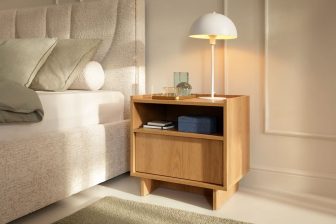 Ponadczasowy stolik nocny dąb karmelowy