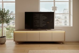 Długa szafka RTV zamknięta z szafkami z podświetleniem LED