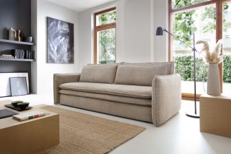 Wąska sofa do mieszkania z topperem do spania codziennego