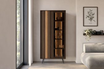 Witryna ciemne drerwno z LED HEBAN 8 Stylowa witryna ciemne drewno na wysokich nogach z oświetleniem LED