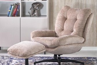 Komplet beżowy miękki fotel z podnóżkiem
