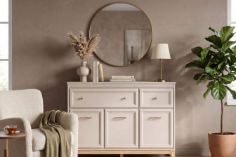 Elegancka komoda kaszmir ze złotymi uchwytami 136cm GLASGOW 1 9 Tradycyjna komoda kaszmir ze złotem