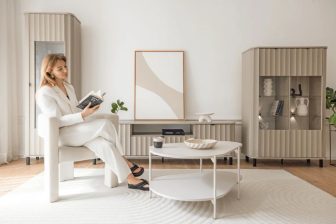 Nowoczesna szafka na telewizor ryflowana ciepły szary
