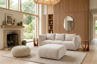 Pulchna sofa modułowa z pufą do salonu