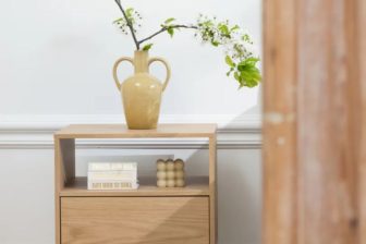 Minimalistyczny stolik nocny otwarty w kolorze naturalnego dębu