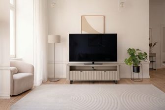 Strukturalna szafka telewizyjna greige 137cm MODENA 5 Szafka telewizyjna ryflowana ciepły szary