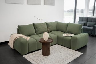 Wielofunkcyjny narożnik z funkcją spania z dużą ilością poduch